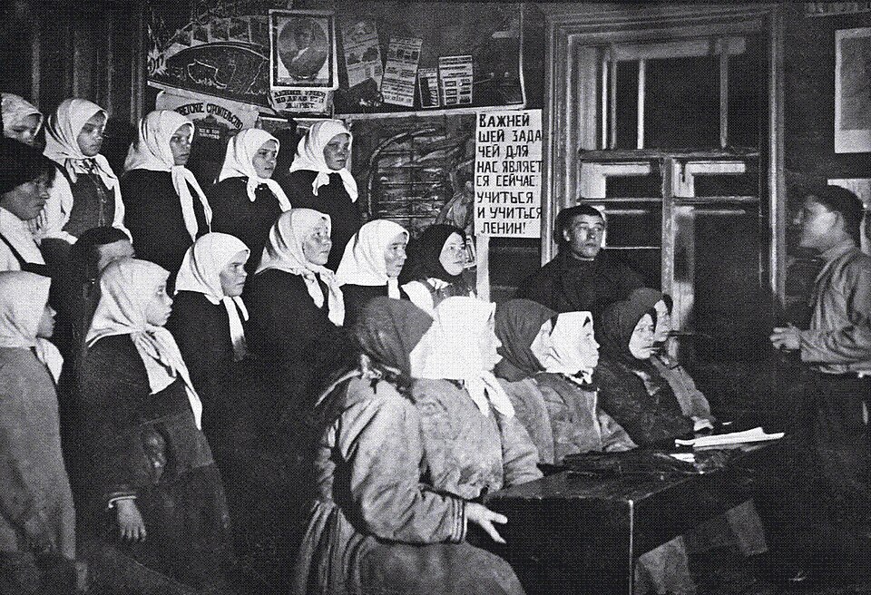 Урок в сельской школе 1920–30-х годов: учитель и ученики